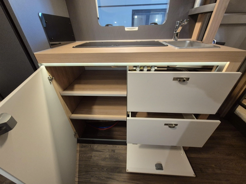 Knaus Sport 500 QDK met 3 stapelbedden!  foto: 17