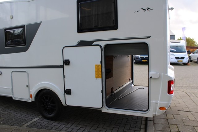 Adria Coral S 670 SC met elektrisch in hoogte verstelbaar Queensbed slechts 40801 km (65  foto: 5