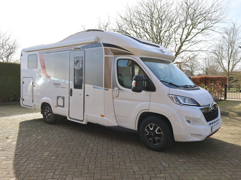 B&uuml;rstner Ixeo IT 710 G cama transversal + cama abatible foto: 0