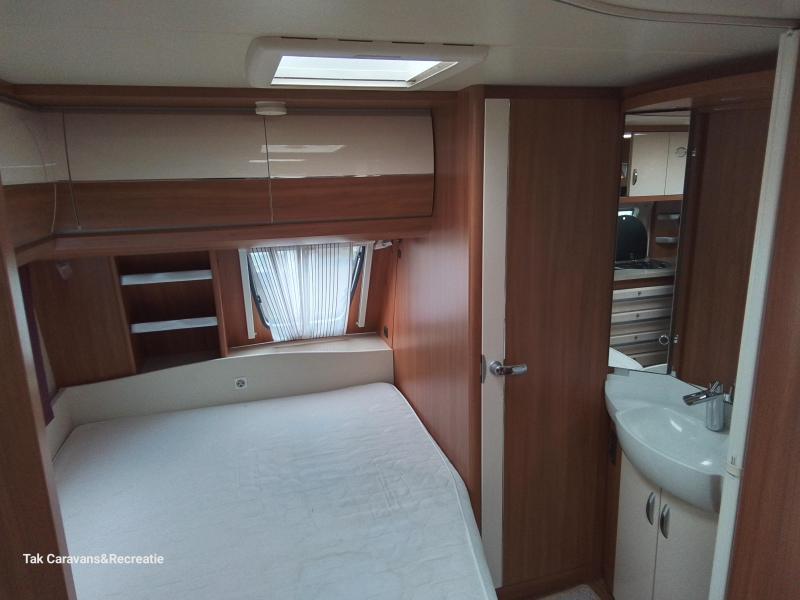 Hobby Excellent 560 CFE Frans bed en C zit  foto: 6
