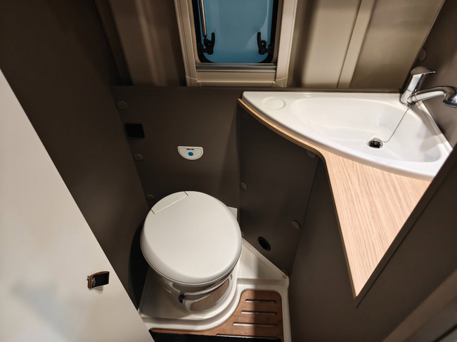 LMC INNOVAN 600 140PK Skyroof , Solar, Facelift foto: 10