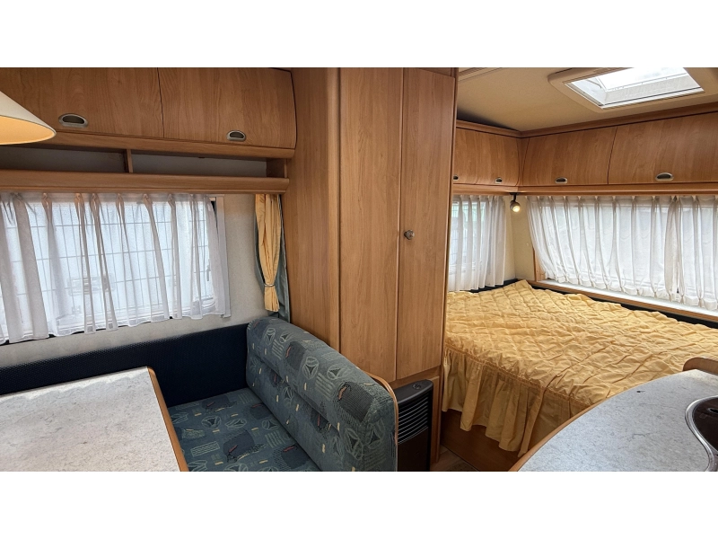 Hobby Excellent Easy 400 SF transverse bed train seat toilet photo: 4