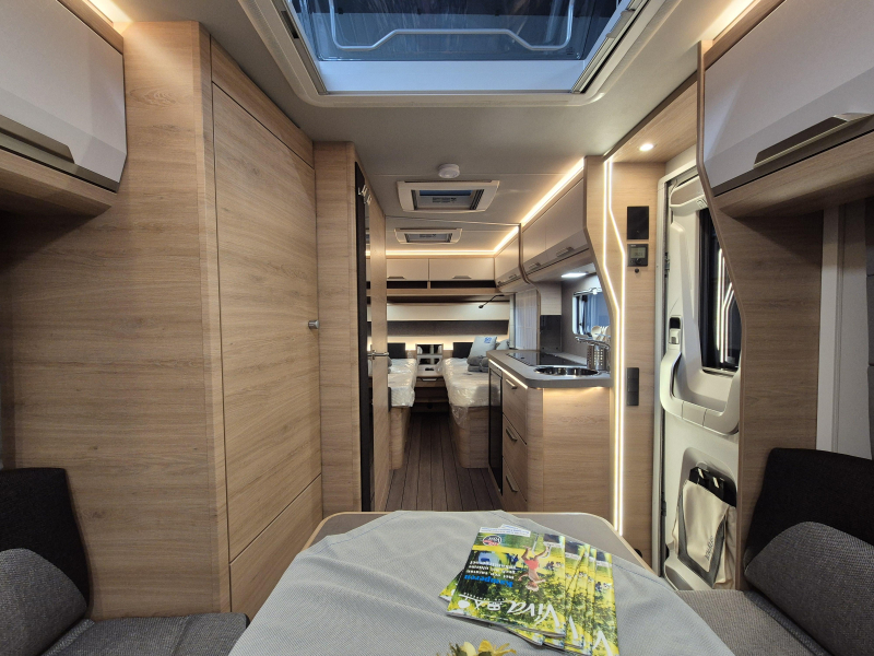 Knaus Sudwind 60 Years 500 EU Met luifel en vloerverw.  foto: 23