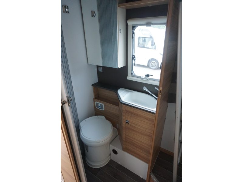Adria Matrix Platinum 670 SC 5. Sitzplatz / Dachklimaanlage Foto: 15