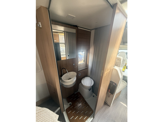 Adria CORAL 600 SC 164 PS Euro 6 sehr kompakter Camper Queenbett Panoramadach elektr. Fahrradtr&auml;ger TV 2x Solarpanel Remis Plissee Maxxfan Navi Kamera Leder Fliegengittert&uuml;r Foto: 20