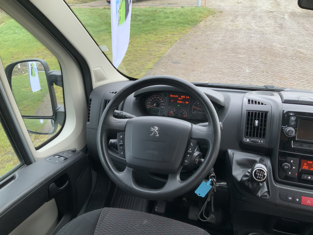 Peugot Boxer L2 H2 Buscamper: Euro 6 met verlaagbare tafel tot 2 pers. lengte-bed, 154 cm breedte, 185 cm lengte, FSL Camperinbouw 2021, km 66000, Zwenkbare fietsendrager, Zonnepaneel 180W, Bj.2017 Camper centrum on the road foto: 15