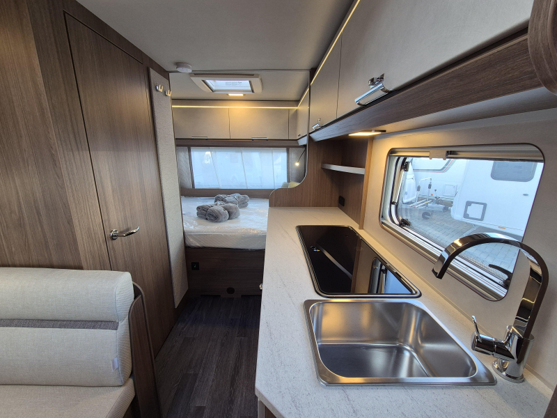 Tabbert Cazadora 420 QD 2.3 Indeling met mega keuken!  foto: 11