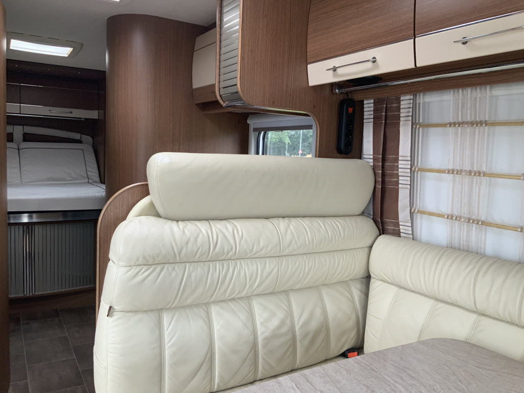 Bürstner Aviano 727 2.3 AUTOMAAT  150  PK integraal ,  Motor-airco  , Queens-bed , gelijkvloers , zij  zitgroep Bj. 2012 Camper centrum on the road foto: 7