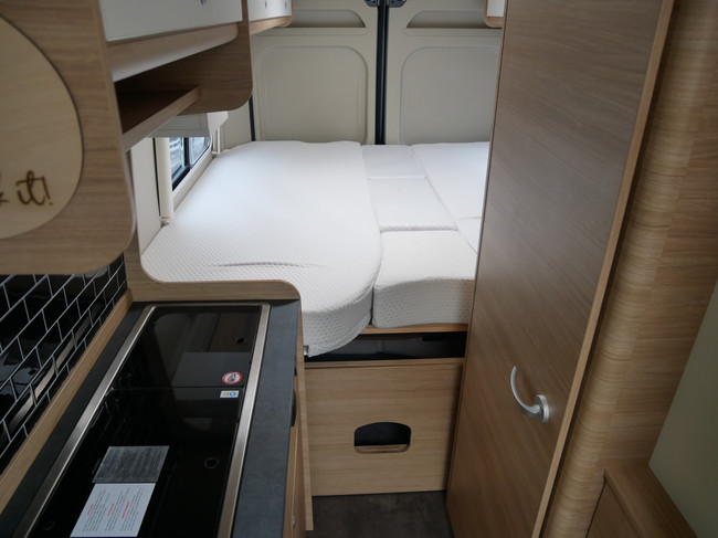 Roadcar (Pössl) R640, 6.40 Meter Buscamper, Lengtebedden foto: 17