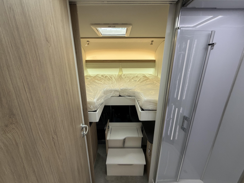 Frankia F-Line 740 PLUS Asientos redondos Cama longitudinal Aire acondicionado foto: 5
