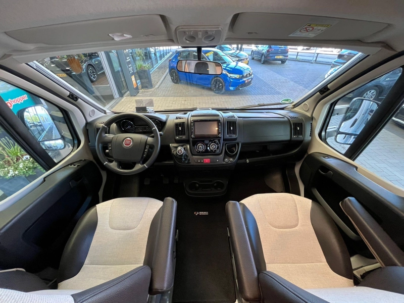 Weinsberg CaraCompact Pepper 600 MEG L&auml;ngsbetten Dachklimaanlage Foto: 9