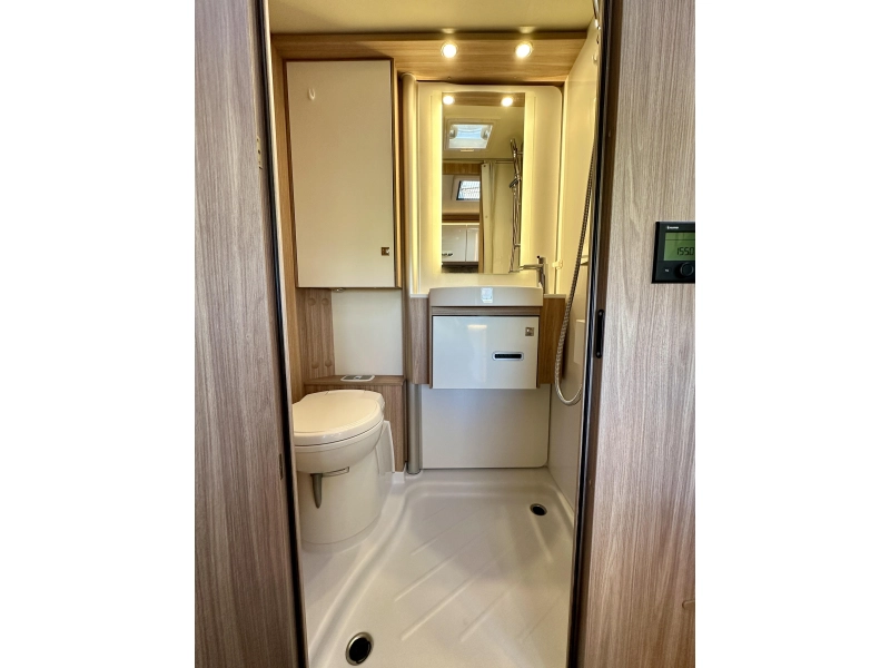 Bürstner Lyseo M Harmony Line 690 G | Mercedes | automaat  foto: 19