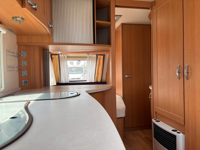Knaus Azur NL-Premium line | Caravanmover | Fietsenrek | | Douche | 3-Pits gasfornuis | Koelkast + vriesvak foto: 17