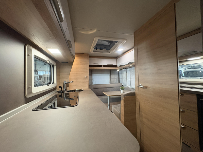 Knaus Sudwind 420 QD lit transversal / d&icirc;nette photo : 8