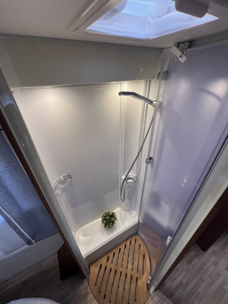 LMC EXPLORER SPORTLINE 745 QUEENSBED+HEFBED 2X ZONNEPANEEL foto: 9
