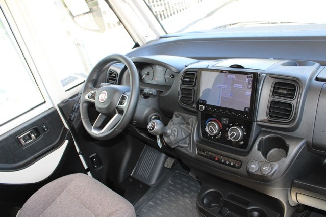 Hymer Exsis i 474 Fiat 160 CV compacto, estrecho, ligero, con camas individuales y cama abatible (55 foto: 26