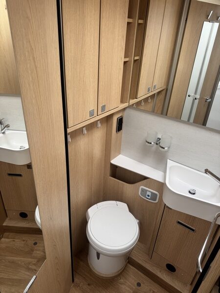 Hymer B MC I 680 equipped with powerful Mercedes 9 G Tronic 170 hp AUTOMATIC single beds + pull-down bed (56 photo: 53