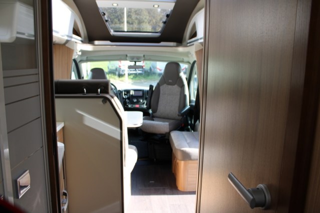 Adria Coral S 670 SC met elektrisch in hoogte verstelbaar Queensbed slechts 40801 km (65  foto: 36