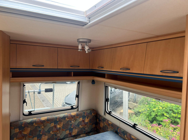 Hobby De Luxe 400 SF | Awning | Bicycle rack | Semi-automatic Mover | Fixed bed | Dinette (Train seat) | Tempo 100 | Shock absorbers photo: 10