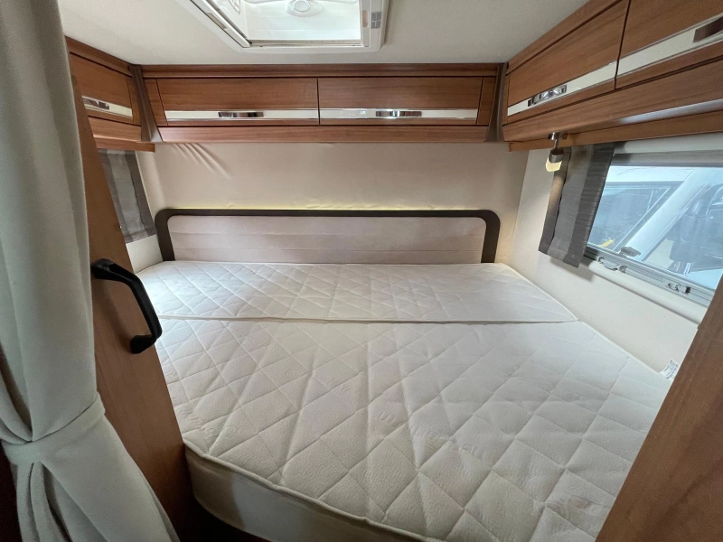 Eura Mobil Terrestra 710 HB Cama fija Garaje XXL foto: 15