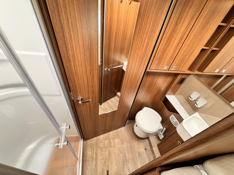 Hymer B-MC T 680 single beds pull-down bed photo: 15