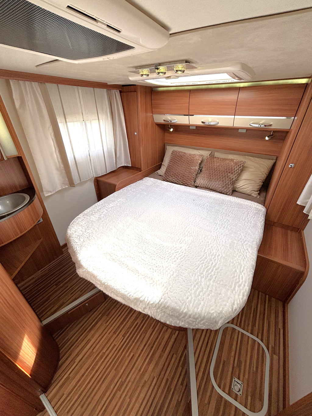 Adria Coral 690 SC QUEENSBED EURO 5 ALKO LUCHTVERING  foto: 2