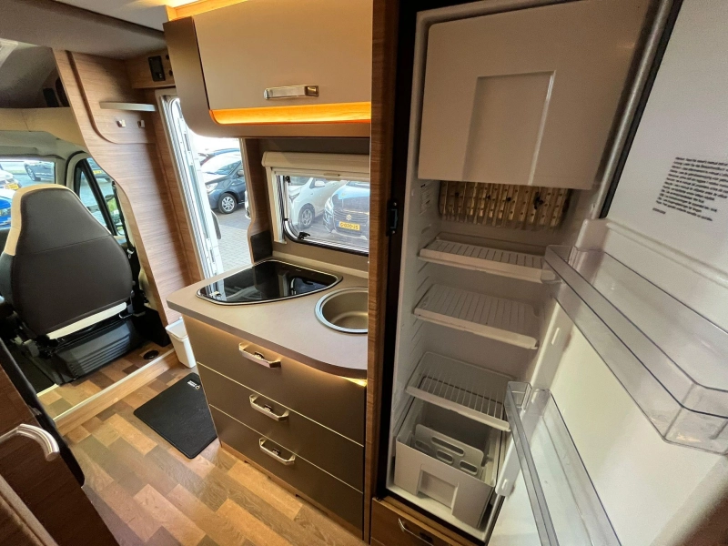 Weinsberg CaraCompact Pepper 600 MEG L&auml;ngsbetten Dachklimaanlage Foto: 7