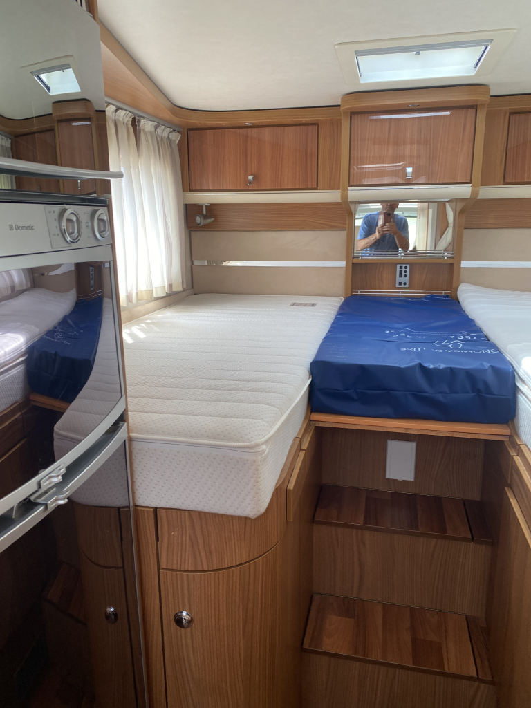 Hymer T 674 SL 2.3 MultiJet 160 CV, Semi-integral, 2 camas individuales, Aire acondicionado de motor, Antena parab&oacute;lica autom&aacute;tica, etc. A&ntilde;o 2011 Camper Centrum On the Road en Noorderringweg 4 en Marum. foto: 5