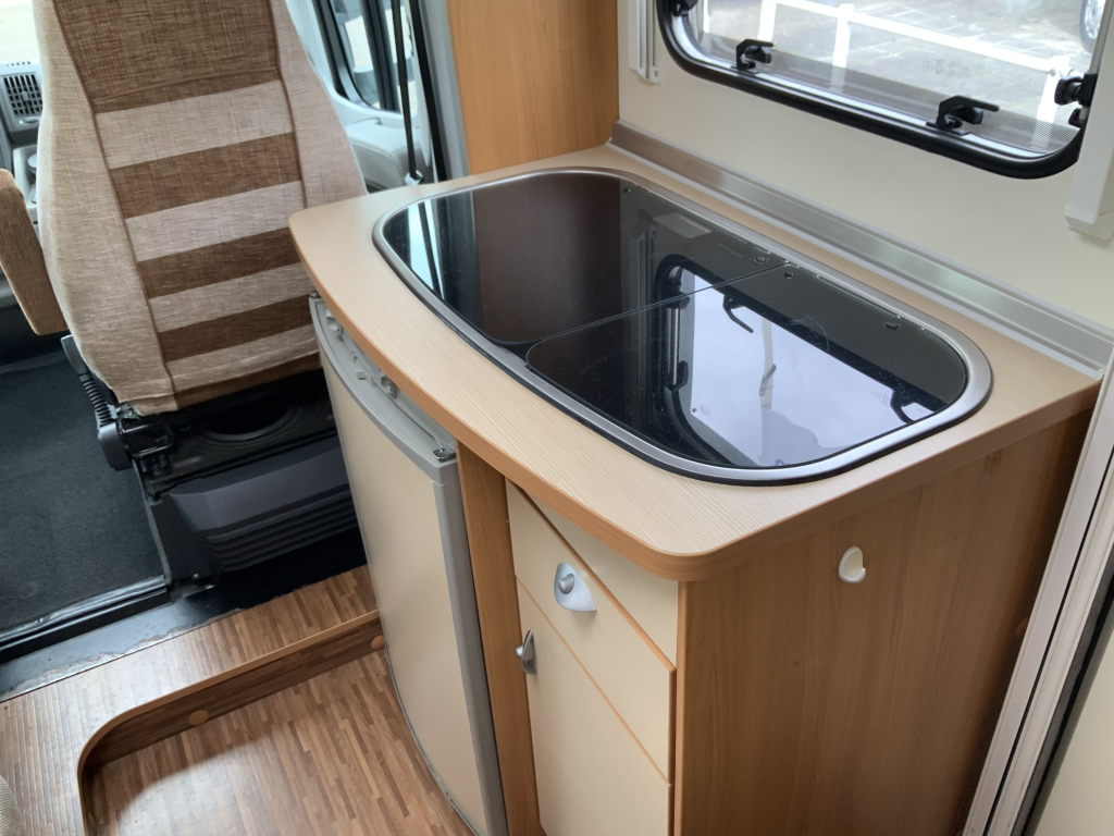 Bürstner Nexxo 569 Halfintegraal, Treinzit, Fransbed, twee draaistoelen, kleine camper, Bj. 2010 Camper centrum on the road  foto: 13