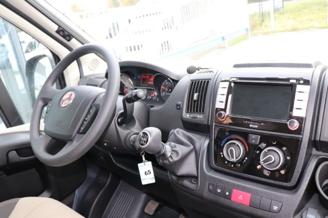 Autocaravana compacta Boxstar Street 600 de Knaus compacta 5.99 m cama transversal Fiat 140 cv (47 foto: 17
