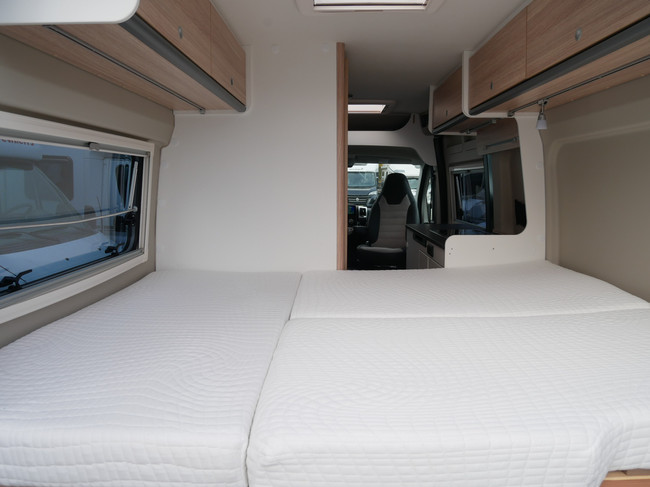 Sunlight Cliff 600 XV, 6 Meter Buscamper, Dwarsbed foto: 19