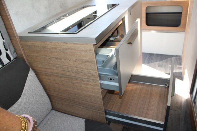 Zeer compacte Knaus Tourer VAN 500 LT Bulli AUTOMAAT voorzien van Face to Face salon (82  foto: 31