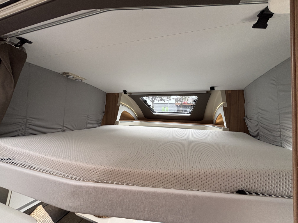 Adria MATRIX PLUS 670 SL ENKELE BEDDEN+HEFBED AUTOMAAT foto: 4