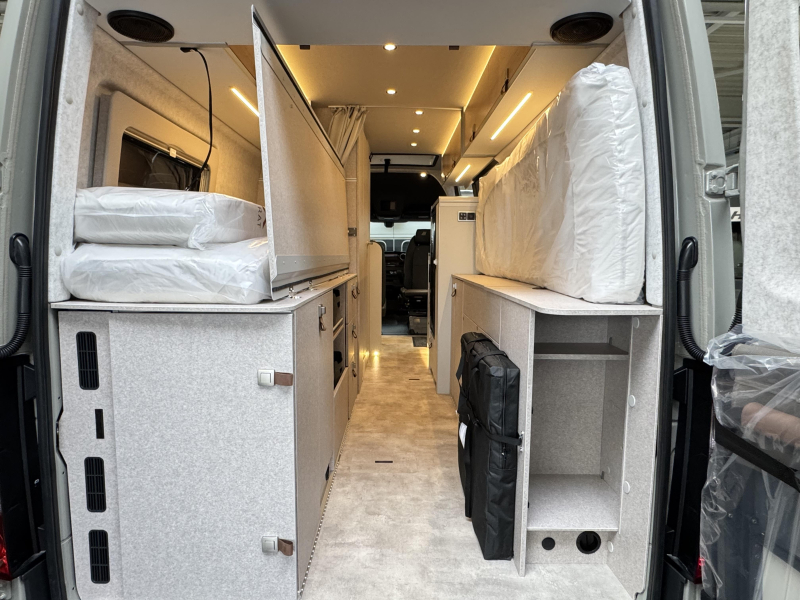 Hymer Grand Canyon S 700 4x4 - toit relevable - lit longitudinal photo : 16