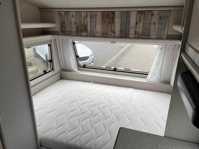 Knaus Sport 2404 | Auvent | Mover semi-automatique | Lit fixe | Dinette (coin salon rond) | Chauffage | Toilette &agrave; cassette | Galerie de toit/&eacute;chelle photo: 10