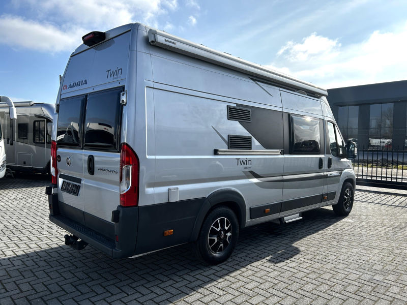 Adria Twin 640 SHX Dwarsbed/unieke indeling  foto: 2