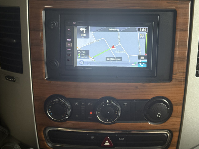 Hymer S 790 150 PS sehr luxuri&ouml;se Ausf&uuml;hrung franz&ouml;sisches Bett + Hubbett XXL K&uuml;hlschrank Backofen Markise Leder Klimaanlage Kamera TV elektr. Satelliten-TV gro&szlig;e Garage Foto: 11