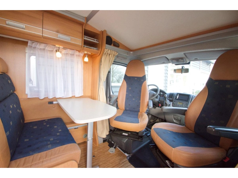 Dethleffs Globebus T 004 halfintegraal camper  foto: 1