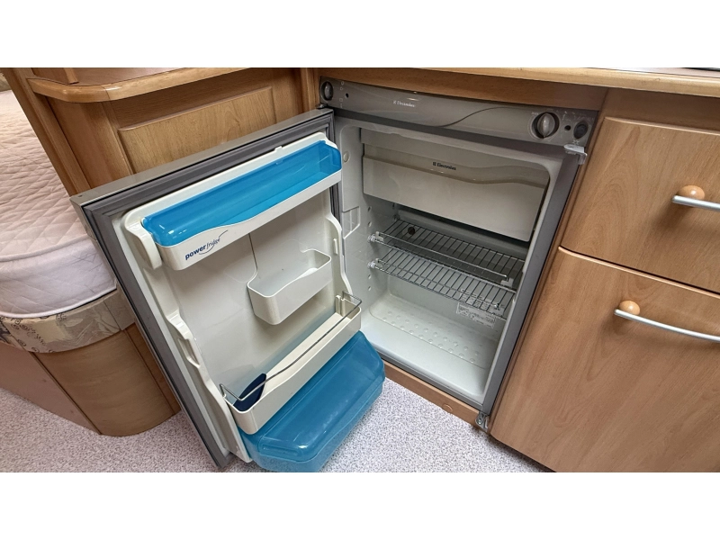 Knaus Sudwind 450 TF frans bed rondzit toilet  foto: 7