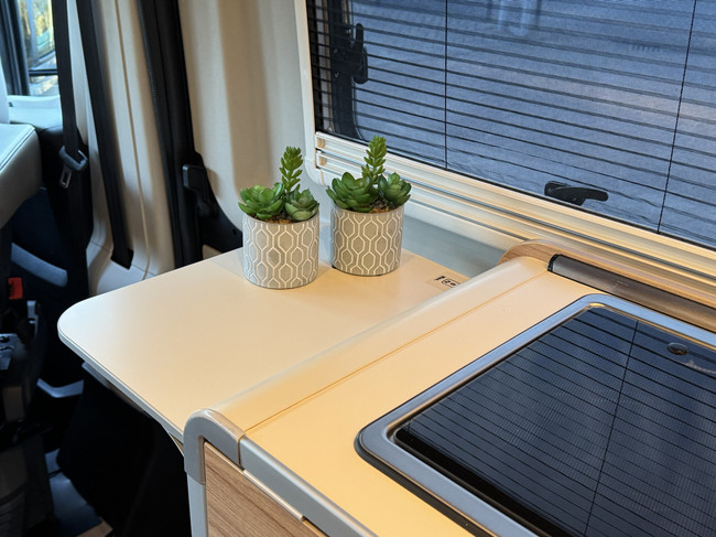 Hymer Yellowstone 640 techo elevable 160 cv *4 PERSONAS* Euro6 Fiat Ducato **Camas longitudinales/Techo elevable con 2 plazas para dormir/4 asientos/Litio/Sol foto: 18