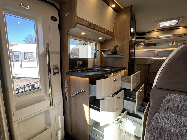 Carthago T 430 KB LE 140 pk AUTOMAAT 9-Traps Euro6 Fiat Ducato **Enkele lengtebedden/4 zitplaatsen/Luifel/32