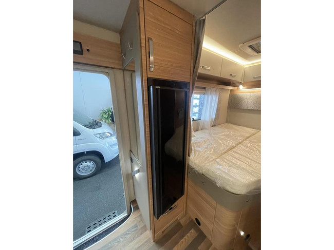 Weinsberg CaraSuite 650 MF 5 gordels, met hefbed foto: 3