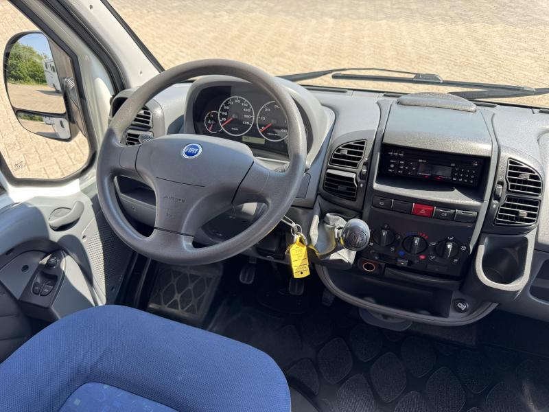 Homecar P 561 Aire acondicionado de motor Cama francesa foto: 22