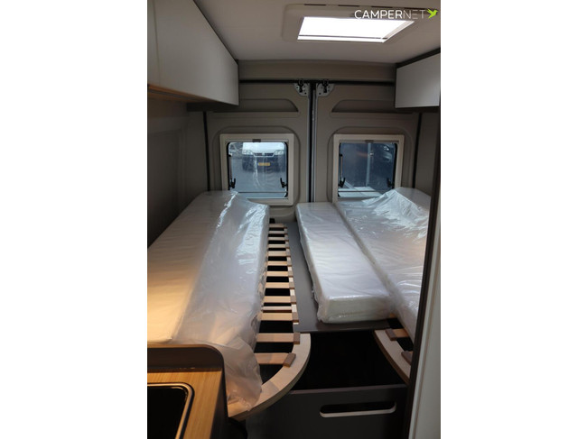 LMC Innovan 640 140cv Autom&aacute;tico | Camas longitudinales | Toldo | Techo panor&aacute;mico | Ventanas empotradas | Control de crucero | Nuevo disponible en stock | foto: 13