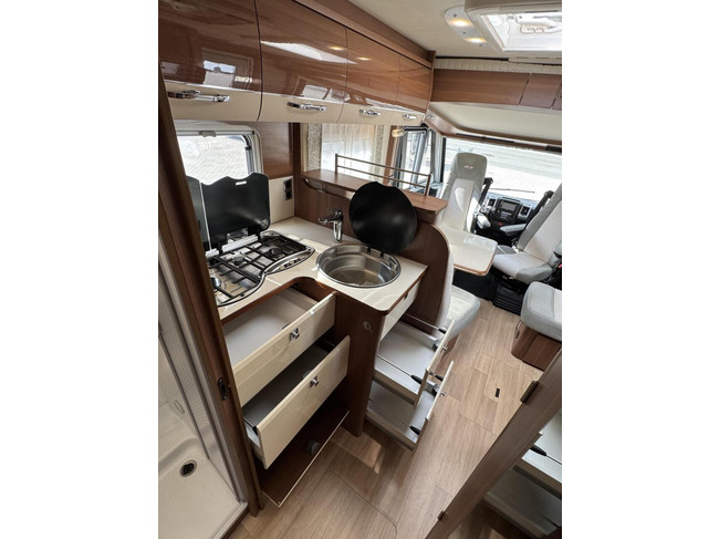 LMC I735 Explorer Automaat Enkele Bedden Hefbed Zonnepaneel Maxxfan Construct foto: 13