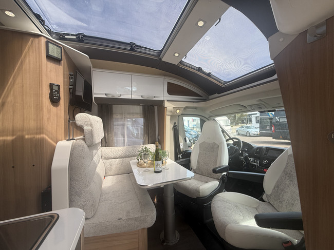 Adria CORAL 600 SC 164 PS Euro 6 sehr kompakter Camper Queenbett Panoramadach elektr. Fahrradtr&auml;ger TV 2x Solarpanel Remis Plissee Maxxfan Navi Kamera Leder Fliegengittert&uuml;r Foto: 15