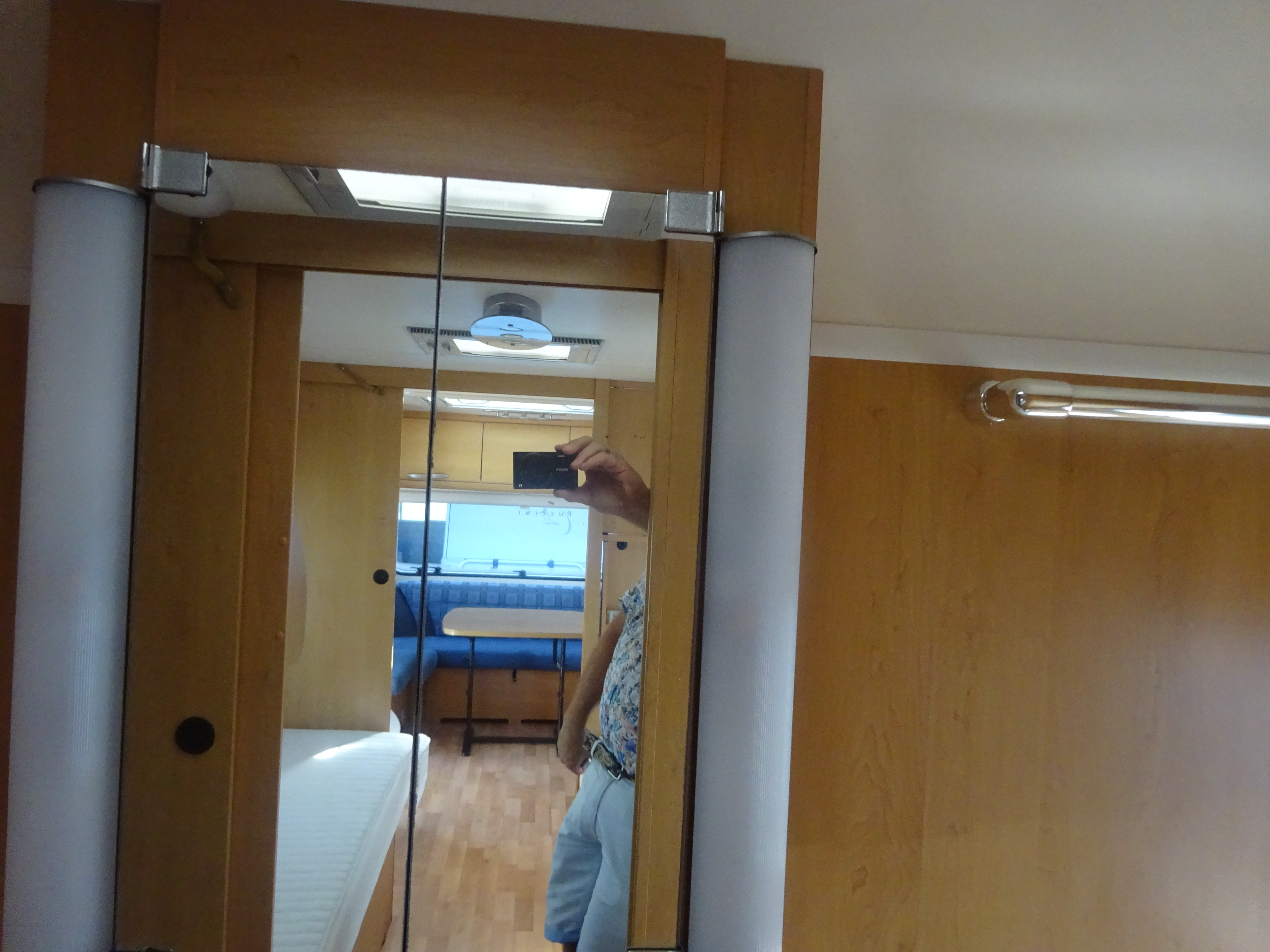 Knaus Sudwind 580 Ul Enkele Bedden #Grote Badkamer# foto: 19