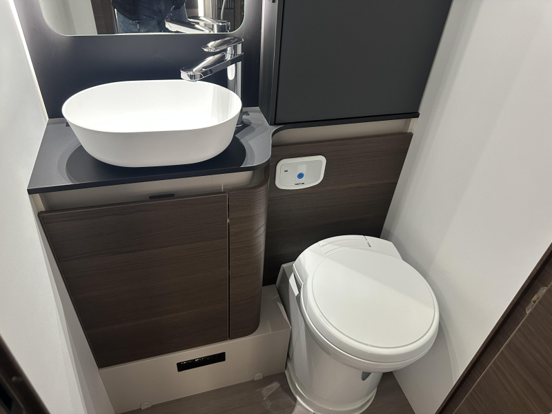 Adria Coral Supreme MB 670 DL LED / dakairco / automaat  foto: 16
