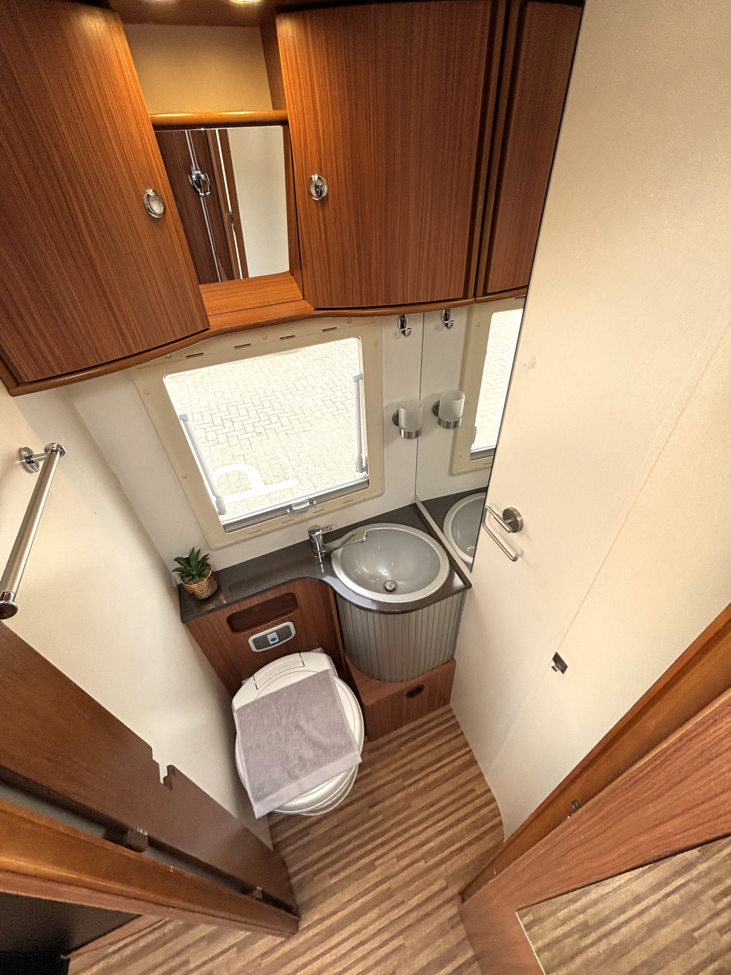 Adria Coral 690 SC QUEENSBED EURO 5 ALKO LUCHTVERING  foto: 9
