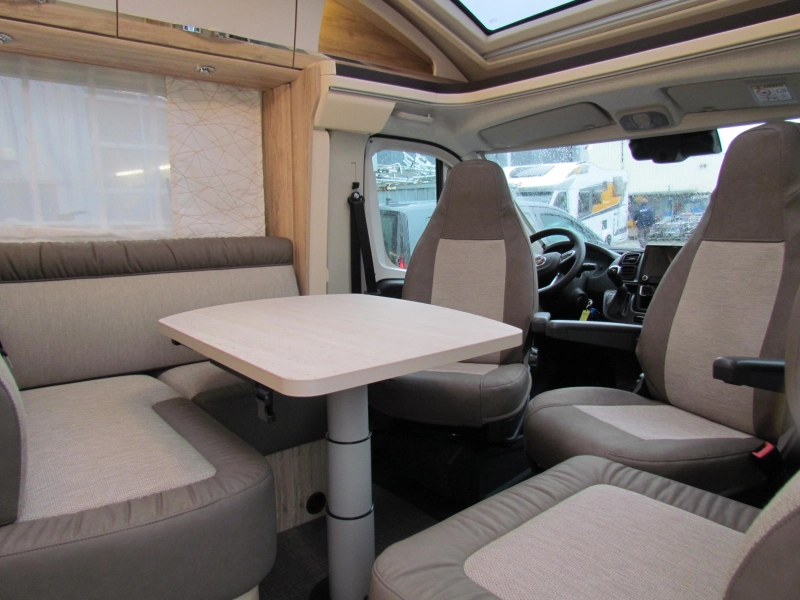 Eura Mobil Profila RS 695 EB Mondial,Lengte- en Hefbed  foto: 1